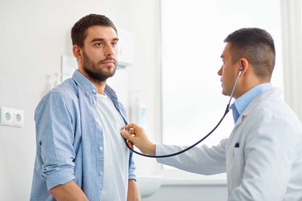 Quando devo procurar um cardiologista: homem fazendo checkup